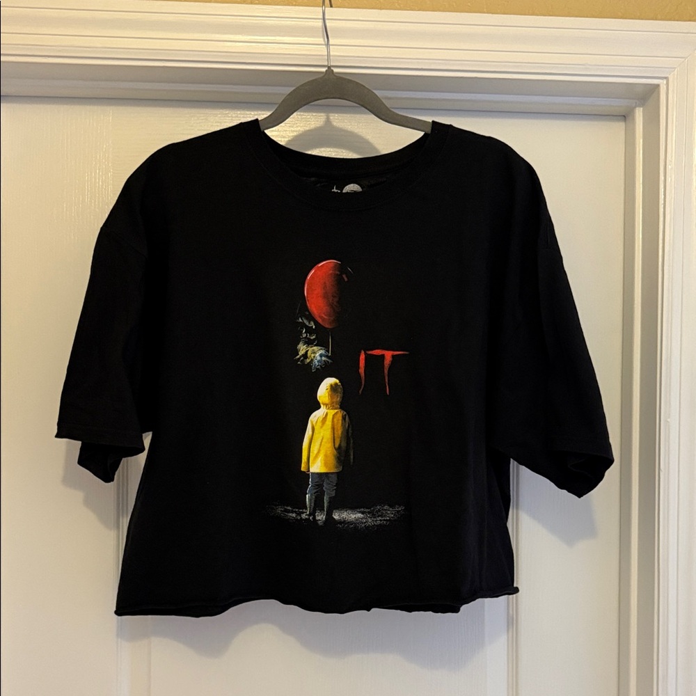 IT women’s cropped tshirt